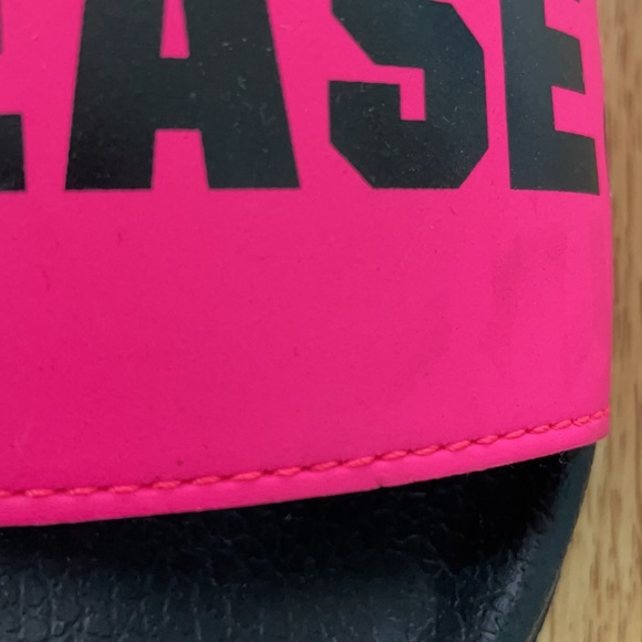 Pink Victoria’s Secret BEACH PLEASE slides - Picture 9 of 11